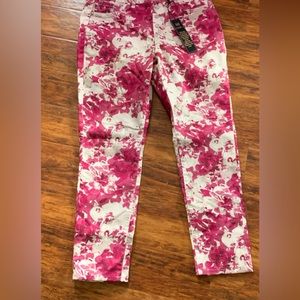 DG2 DIANE GILMAN   Pull on jeans. Faux button/ pockets